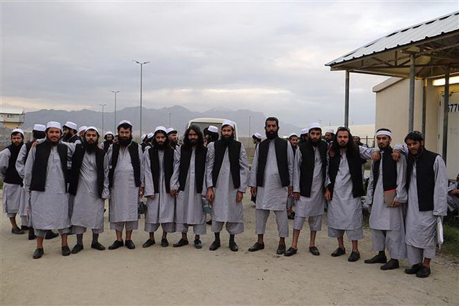 Các tù nhân Taliban được trả tự do chuẩn bị rời khỏi nhà tù Bagram, nằm cách thủ đô Kabul, Afghanistan khoảng 50km về phía Bắc, ngày 25/5/2020. (Ảnh: AFP/TTXVN) Chính phủ Afghanistan đã phóng thích 900 tù nhân Taliban ảnh 1