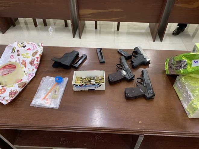 Phát hiện kẻ vận chuyển 20kg chất nghi là ma túy cùng nhiều vũ khí ảnh 1