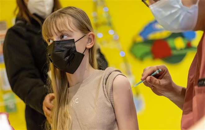 Châu Âu phê chuẩn vaccine phiên bản mới phòng ngừa biến thể Omicron ảnh 1