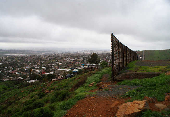 Bức tường biên giới Mỹ-Mexico ngày 7/2. (Nguồn: EPA/TTXVN) Nhà đầu tư đặt cược vào cổ phiếu của doanh nghiệp quốc phòng Israel ảnh 1