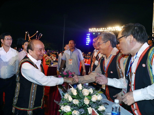 Thủ tướng Nguyễn Xuân Phúc và các đại biểu tham dự Festival Văn hóa Cồng chiêng Tây Nguyên 2018. (Ảnh: Thống Nhất/TTXVN) Tây Nguyên phải là một biểu tượng phát triển du lịch Việt Nam ảnh 1