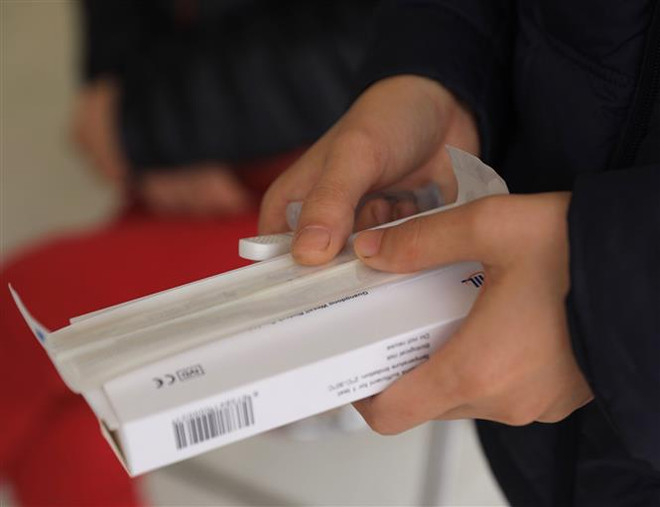 Ninh Bình kỷ luật 2 nhân viên y tế thu phí xét nghiệm sai quy định ảnh 1