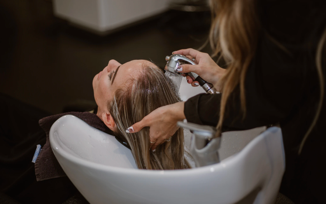 Bốn cách giúp bạn tạm biệt mùi hôi mái tóc dễ bị ẩm và đổ dầu ảnh 2