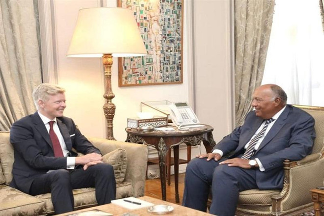 Ngoại trưởng Ai Cập Sameh Shoukry (phải) và Đặc phái viên Liên hợp quốc về Yemen, Hans Grundberg. (Nguồn: Bộ Ngoại giao Ai Cập) Ai Cập hỗ trợ vai trò của LHQ trong việc giải quyết khủng hoảng Yemen ảnh 1