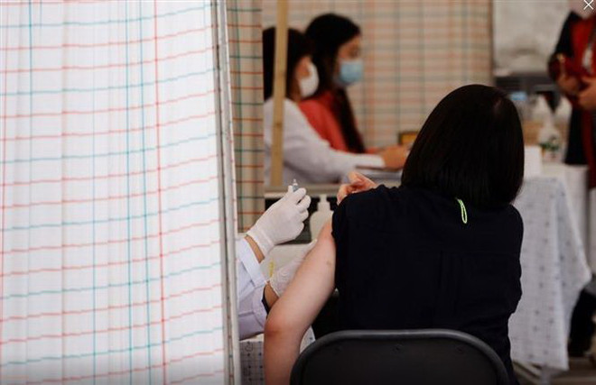 Tiêm phòng tại một bệnh viện. (Ảnh: Reuters/TTXVN) Đức lên kế hoạch triển khai tiêm chủng ngừa COVID-19 vào cuối năm ảnh 2
