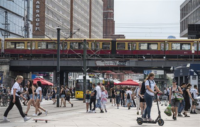 Người dân di chuyển trên đường phố tại Berlin, Đức. (Ảnh: AFP/TTXVN) Đức lên kế hoạch triển khai tiêm chủng ngừa COVID-19 vào cuối năm ảnh 1