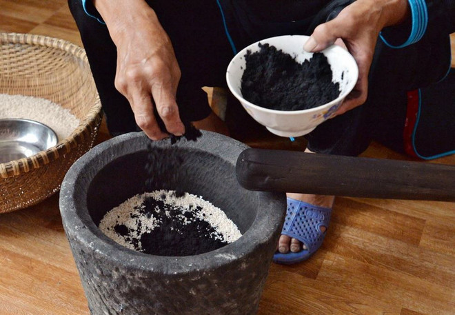 Tỉ lệ trộn than với gạo nếp vừa phải sao cho ra màu đen đẹp mắt mà ăn không bị thay đổi vị của bánh. (Nguồn: Báo ảnh Việt Nam) banh chung den4.JPG