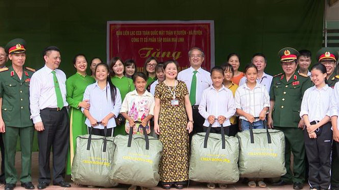 Cựu chiến binh dâng hương tại Nghĩa trang Liệt sỹ quốc gia Vị Xuyên ảnh 3