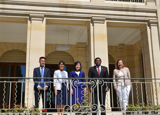 Trao tặng khẩu trang y tế của Chủ tịch Quốc hội cho Ban thư ký IPU ảnh 2