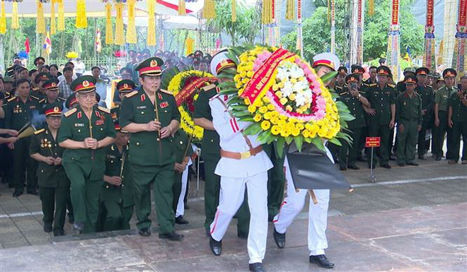 Cựu chiến binh dâng hương tại Nghĩa trang Liệt sỹ quốc gia Vị Xuyên ảnh 1