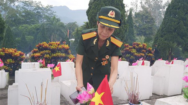 Cựu chiến binh dâng hương tại Nghĩa trang Liệt sỹ quốc gia Vị Xuyên ảnh 2