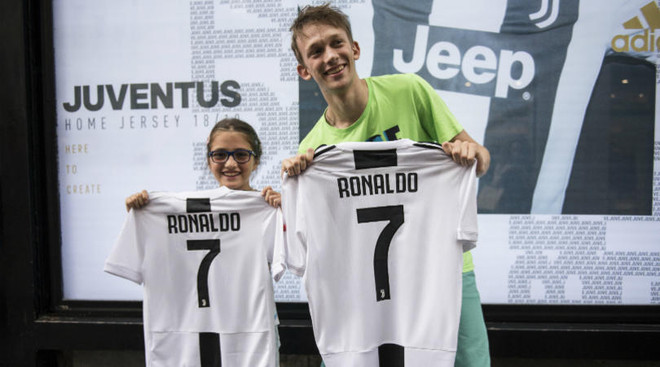 (Nguồn: fourfourtwo.com) Giới kinh doanh không bỏ lỡ cơ hội hốt bạc nhờ ảnh hưởng của CR7 ảnh 1