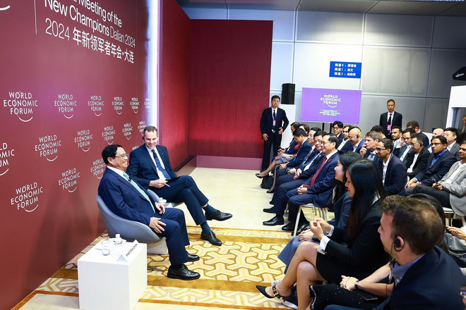 Thủ tướng Phạm Minh Chính toạ đàm với cộng đồng doanh nghiệp khởi nghiệp, đổi mới sáng tạo của WEF. (Ảnh: Dương Giang/TTXVN) ttxvn-wef2.jpg