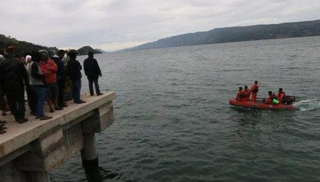 Indonesia: Tàu thủy chở khách bị chìm ở ngoài khơi đảo Bali ảnh 1