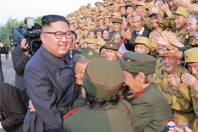 Nhà lãnh đạo Triều Tiên Kim Jong-un (trái) gặp gỡ các cựu chiến binh cuộc chiến tranh Triều Tiên tại lễ kỷ niệm 65 năm ngày ký Hiệp định đình chiến, ngày 26/7. (Nguồn: YONHAP/TTXVN) Trung Quốc có thể tham gia tuyên bố chấm dứt chiến tranh Triều Tiên ảnh 1