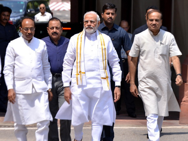 Thủ tướng Ấn Độ Narendra Modi (giữa) tới dự phiên họp Quốc hội ở thủ đô New Delhi ngày 18/7. (Ảnh: THX/TTXVN) Lãnh đạo Ấn Độ và Pakistan thảo luận về hòa bình khu vực ảnh 1