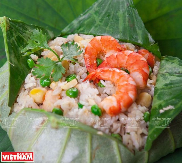 Thưởng thức hương vị thanh tao của món cơm hấp lá sen ảnh 4