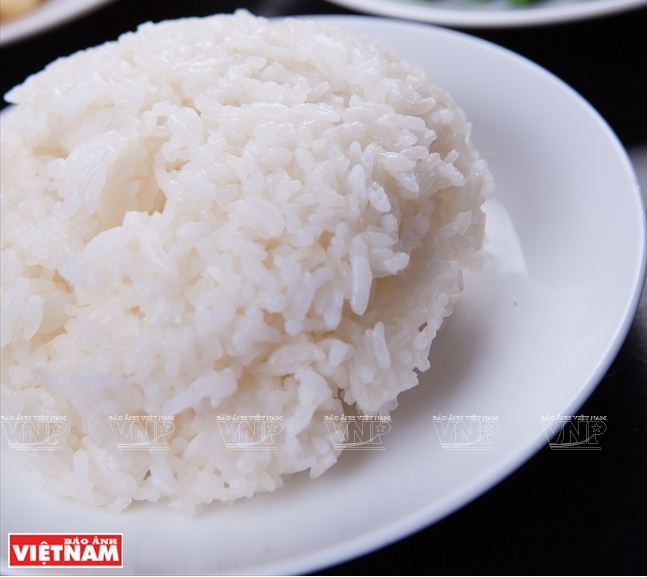 Thưởng thức hương vị thanh tao của món cơm hấp lá sen ảnh 1