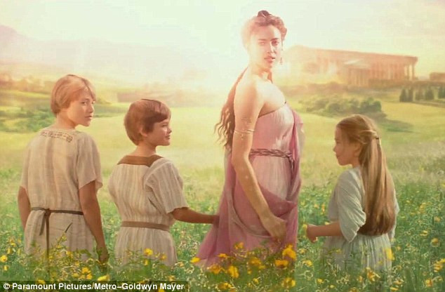 Bạn gái của Ronaldo khoe dáng quyến rũ trong trailer “Hercules” ảnh 1