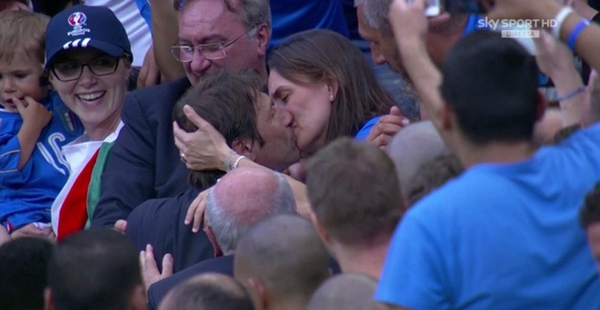 Người hùng Conte: Cuối cùng là một nụ hôn cháy bỏng ảnh 1