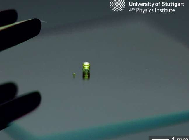 Đức chế tạo máy quay siêu nhỏ không lớn hơn một hạt muối ảnh 1
