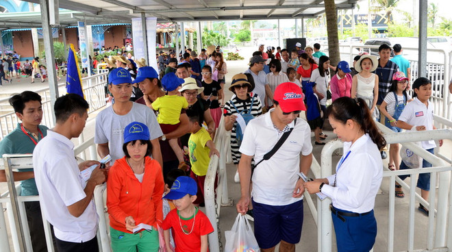 Quảng Ninh đình chỉ tàu du lịch bán giá cao các dịch vụ cho khách ảnh 1