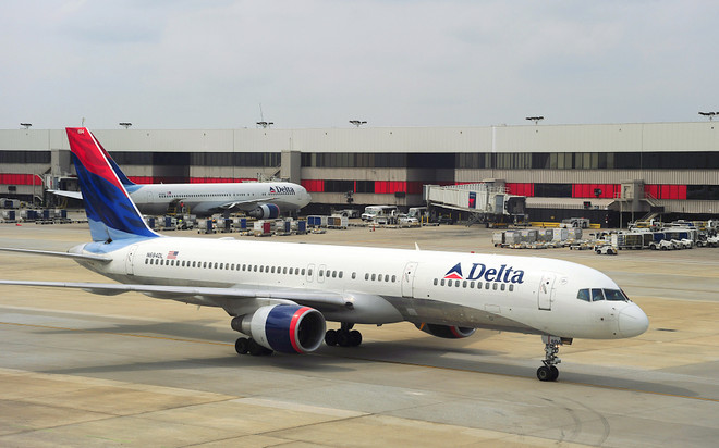 Mỹ cân nhắc cấm mang thiết bị điện tử trên chuyến bay từ châu Âu ảnh 1