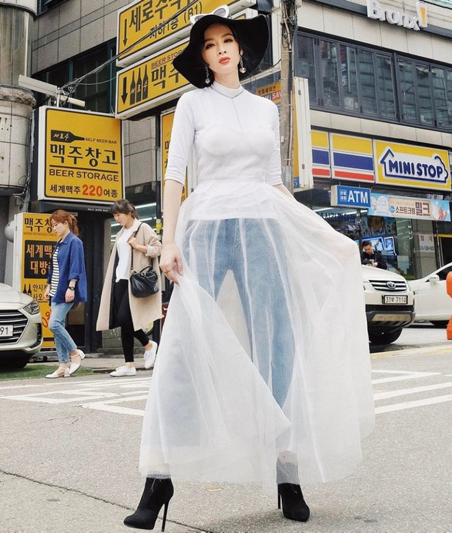 Mỹ nhân Việt lăngxê sắc trắng-đen trên sàn diễn đường phố ảnh 8