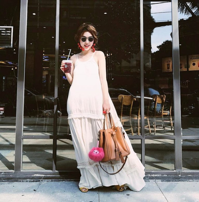 Mỹ nhân Việt lăngxê sắc trắng-đen trên sàn diễn đường phố ảnh 9