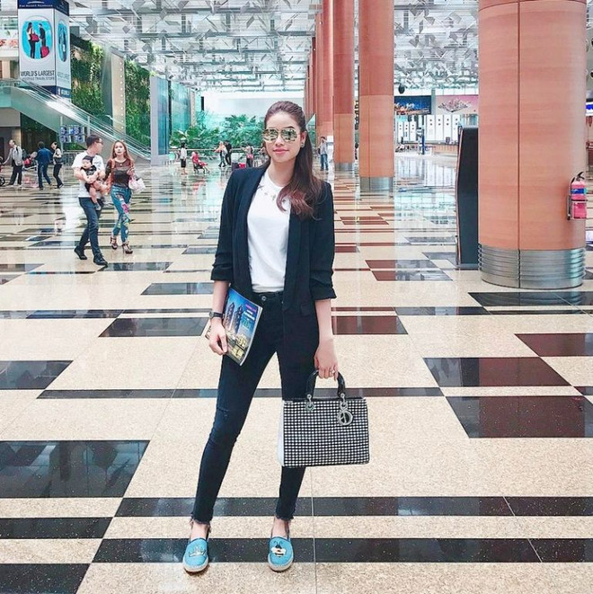 Mỹ nhân Việt lăngxê sắc trắng-đen trên sàn diễn đường phố ảnh 5