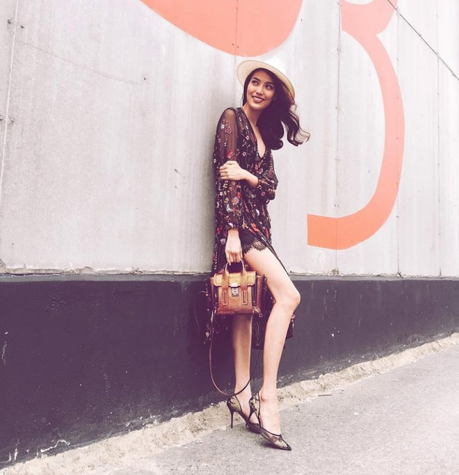 Mỹ nhân Việt lăngxê sắc trắng-đen trên sàn diễn đường phố ảnh 17