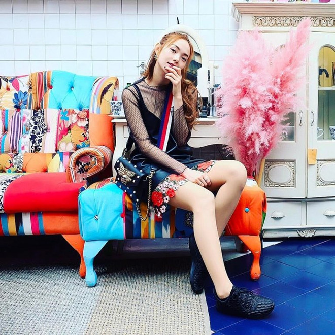 Mỹ nhân Việt lăngxê sắc trắng-đen trên sàn diễn đường phố ảnh 11