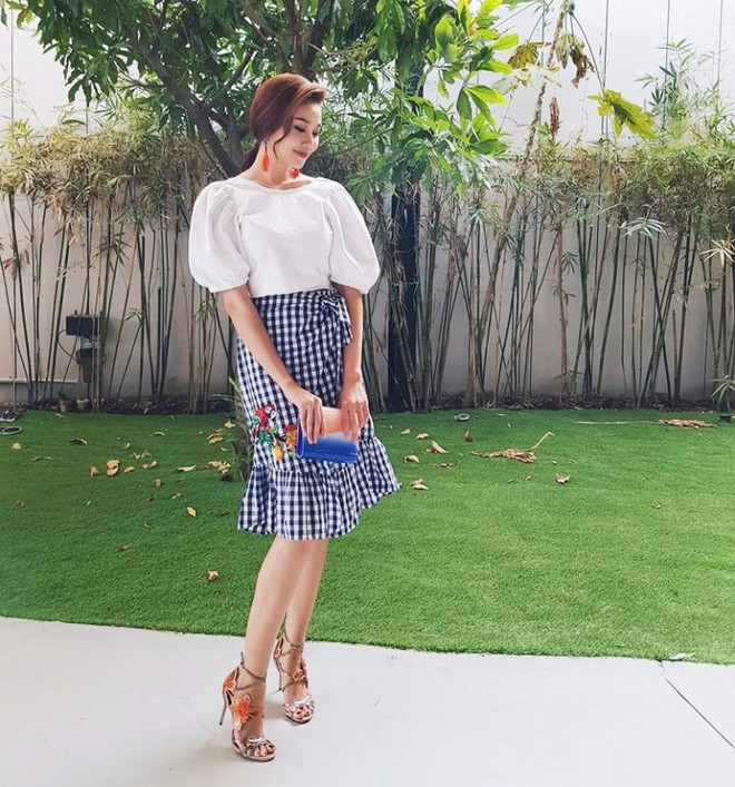 Mỹ nhân Việt lăngxê sắc trắng-đen trên sàn diễn đường phố ảnh 3