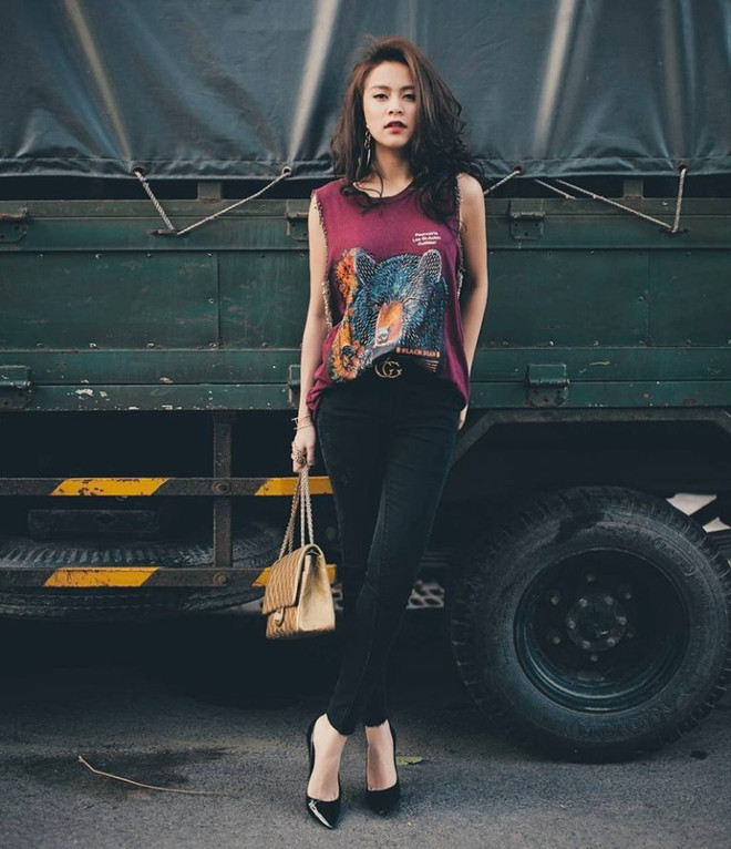 Mỹ nhân Việt lăngxê sắc trắng-đen trên sàn diễn đường phố ảnh 1