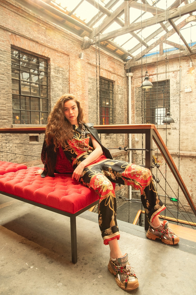 Hồ Ngọc Hà diện nguyên cây Gucci, gây ấn tượng với báo nước ngoài ảnh 9