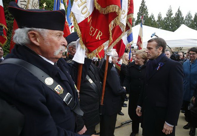 Tổng thống Pháp Emmanuel Macron ( phải) và Thủ tướng Đức Angela Merkel gặp gỡ các cựu chiến binh tại lễ kỷ niệm ở Compiègne, Pháp ngày 10/11/2018. (Ảnh: AFP/TTXVN) Chiến tranh Thế giới thứ nhất - Bài học không được phép lãng quên ảnh 2