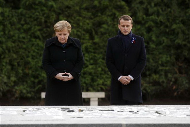 Tổng thống Pháp Emmanuel Macron ( phải) và Thủ tướng Đức Angela Merkel ( trái) tại lễ khánh thành tấm bảng kỷ niệm tại nơi mà các bên đã ký kết Hiệp ước đình chiến ở Compiègne, Pháp . (Ảnh: AFP/TTXVN) Chiến tranh Thế giới thứ nhất - Bài học không được phép lãng quên ảnh 1