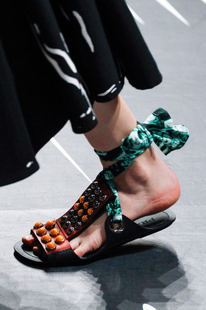 Bắt sóng những đôi giày gây bão trên sàn diễn Xuân Hè 2018 ảnh 5