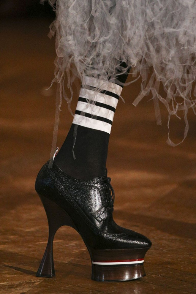 Bắt sóng những đôi giày gây bão trên sàn diễn Xuân Hè 2018 ảnh 4