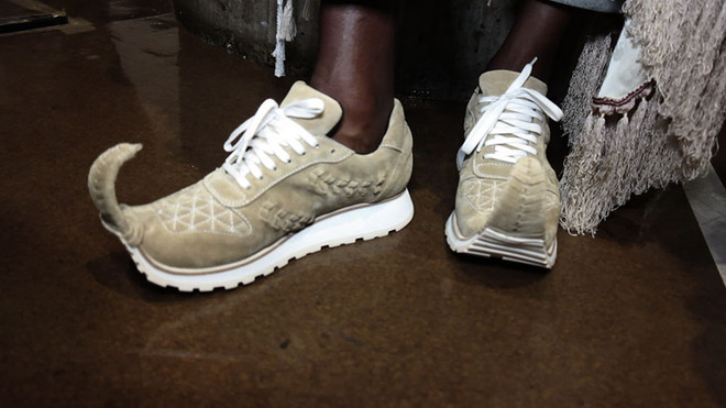 Bắt sóng những đôi giày gây bão trên sàn diễn Xuân Hè 2018 ảnh 16