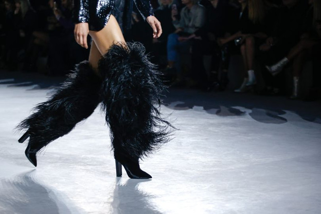 Bắt sóng những đôi giày gây bão trên sàn diễn Xuân Hè 2018 ảnh 11