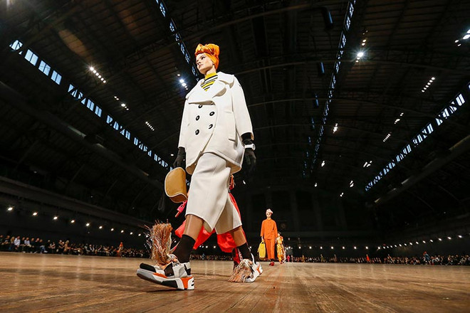 Bắt sóng những đôi giày gây bão trên sàn diễn Xuân Hè 2018 ảnh 2