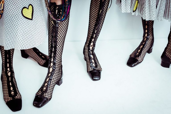 Bắt sóng những đôi giày gây bão trên sàn diễn Xuân Hè 2018 ảnh 9