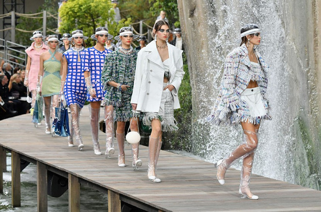 Bắt sóng những đôi giày gây bão trên sàn diễn Xuân Hè 2018 ảnh 18