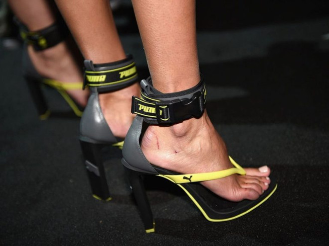 Bắt sóng những đôi giày gây bão trên sàn diễn Xuân Hè 2018 ảnh 1