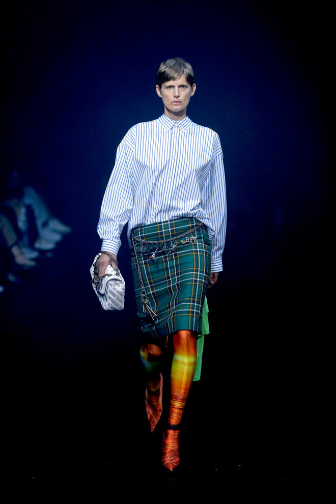 Bắt sóng những đôi giày gây bão trên sàn diễn Xuân Hè 2018 ảnh 15