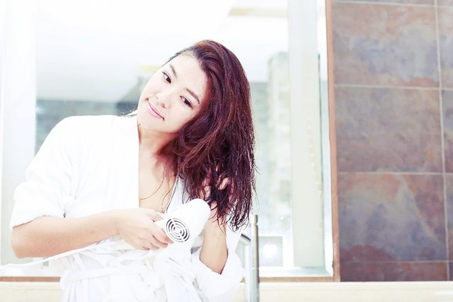 Chiêu sấy tóc thần thánh dành cho những mái tóc mỏng, xoăn tự nhiên ảnh 3