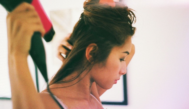 Chiêu sấy tóc thần thánh dành cho những mái tóc mỏng, xoăn tự nhiên ảnh 1