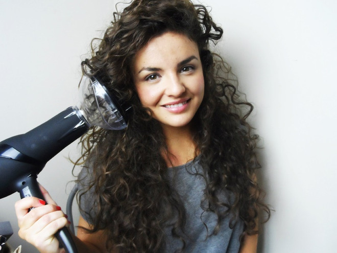 Chiêu sấy tóc thần thánh dành cho những mái tóc mỏng, xoăn tự nhiên ảnh 2