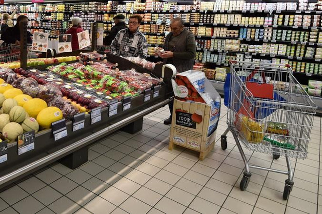 Người dân mua sắm tại một siêu thị ở Trebes, Pháp. (Ảnh: AFP/TTXVN0 IMF: 70% nền kinh tế toàn cầu rơi vào tình trạng tăng trưởng chậm ảnh 1